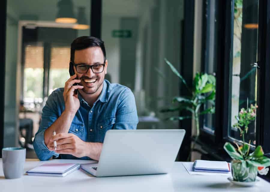 AI-alerts-problems-talks-employee