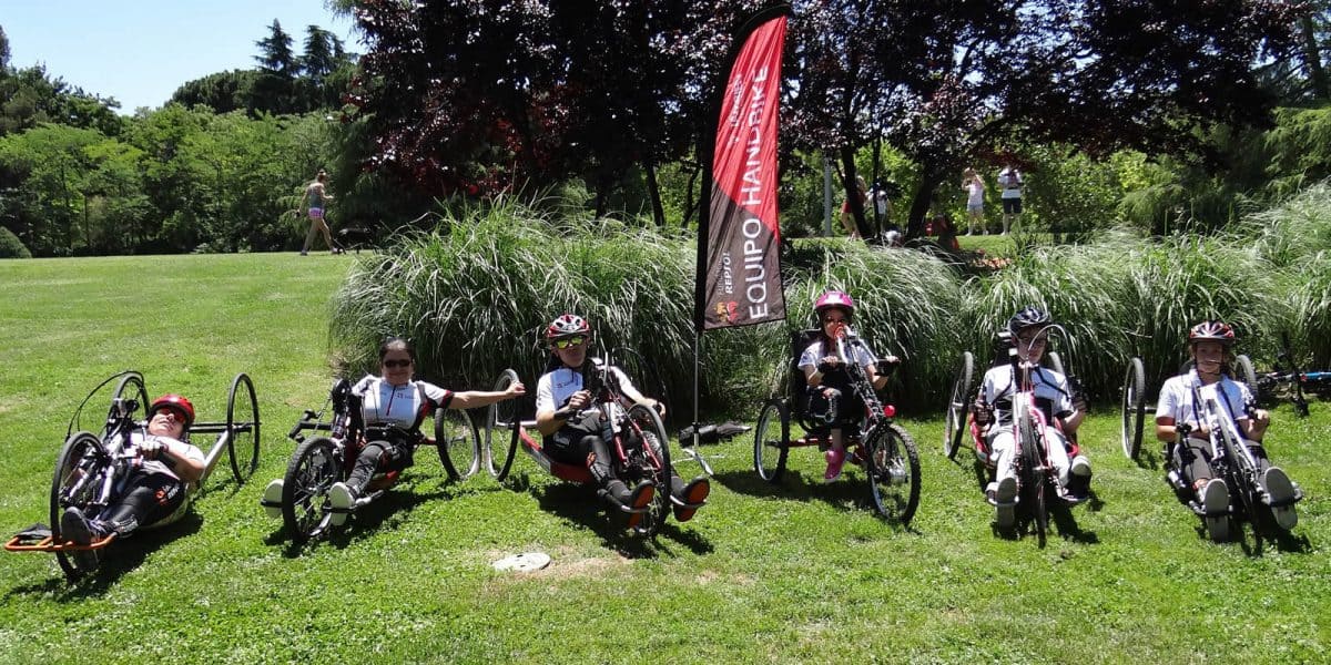 Integrantes del Equipo de competición handbike Fundación Repsol-Fundación También.