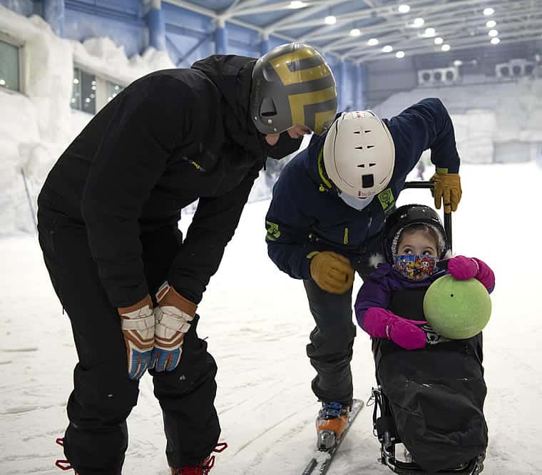 Jornada de esquí adaptado con Jan Farrell en Madrid Snowzone para niños con discapacidad severa.