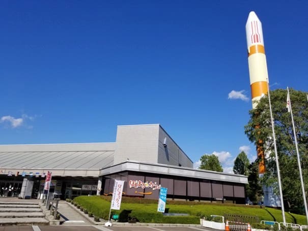 つくばエキスポセンターの外観とロケット