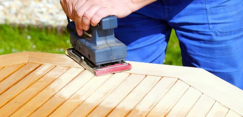 Wenn Sie einen Tisch restaurieren, müssen Sie meist auf das Holz abschleifen
