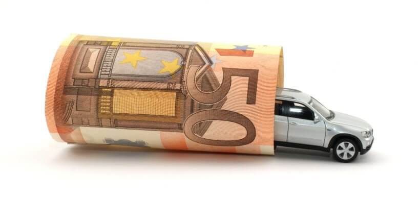 Symboldbild für Fahrtkosten: Ein Spielzeugauto, um das ein 50-Euro-Schein gewickelt wurde