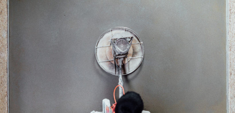 Ein Handwerker wird den Beton schleifen.