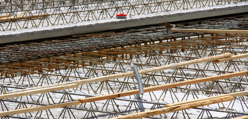 Elementdecke: Filigrandeckenplatten auf einer Baustelle.