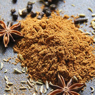 Homemade chinese 5 spice mic recipe with star anise, black pepper, cinnamon, cloves and fennel