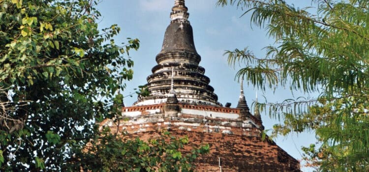 visiting Wat Yai after taking the rapid train to Phitsanulok Taking a rapid train to Phitsanulok