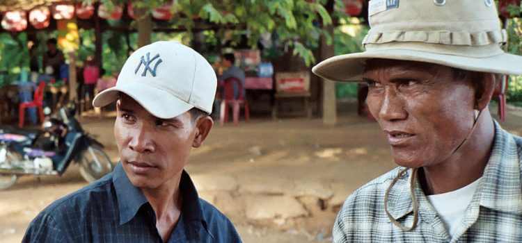 discussing the trip to Silk Island with the drivers An improvised visit to Silk Island