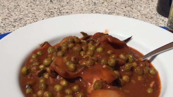 Seppia con piselli (Tintenfisch mit Erbsen)