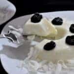 Manjar de Coco Simples com Calda de Ameixa