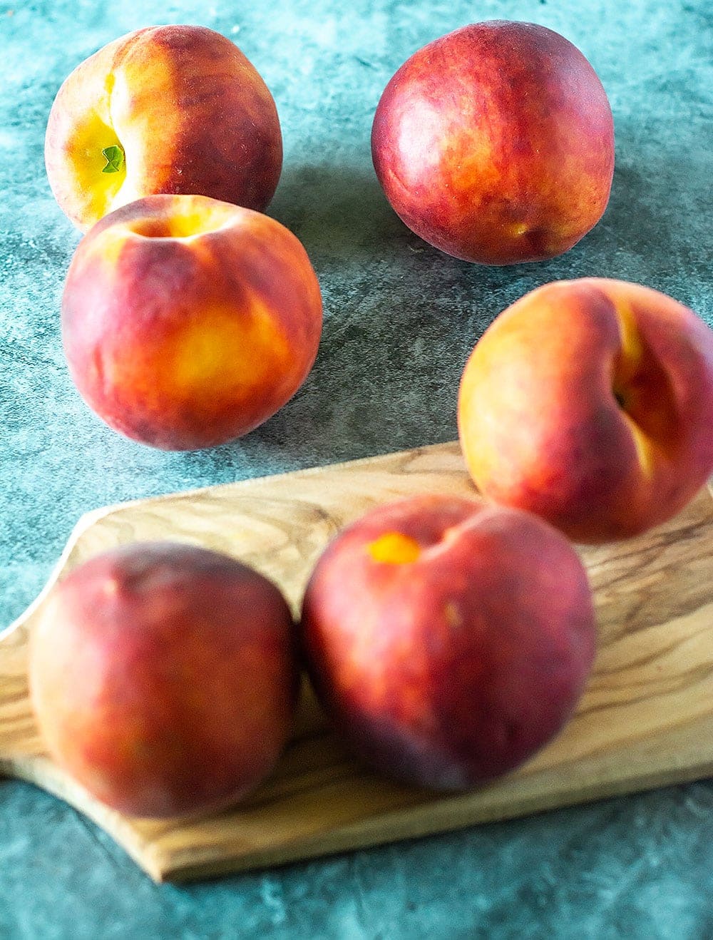 6 peaches for peach cobbler on a cutting board