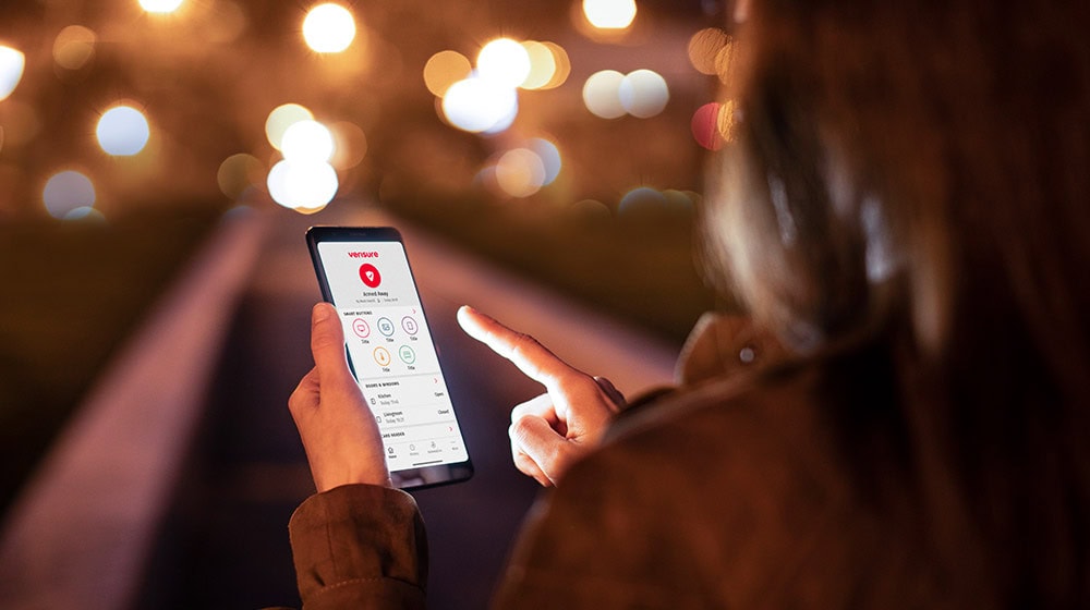 Una donna usa l'App My Verisure Italia
