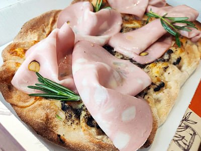 FOCACCIA Focaccia trufada con mortadella
