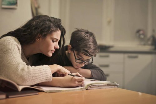 Home Schooling Herausforderung für Alleinerziehende Elterne