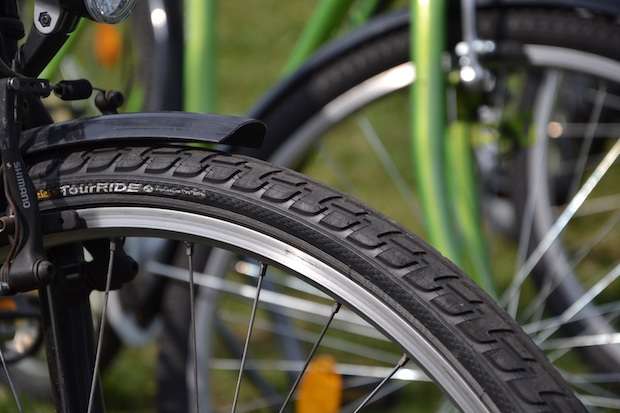 Bicycle tire with a medium tread