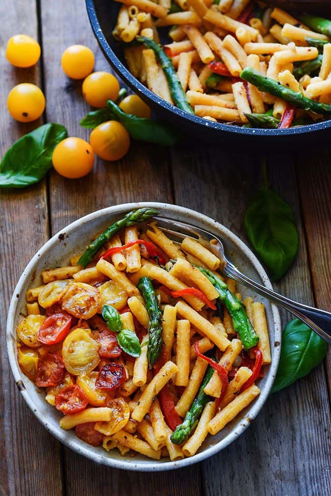20-Minute Pasta with Asparagus, Bell Pepper and Tomatoes