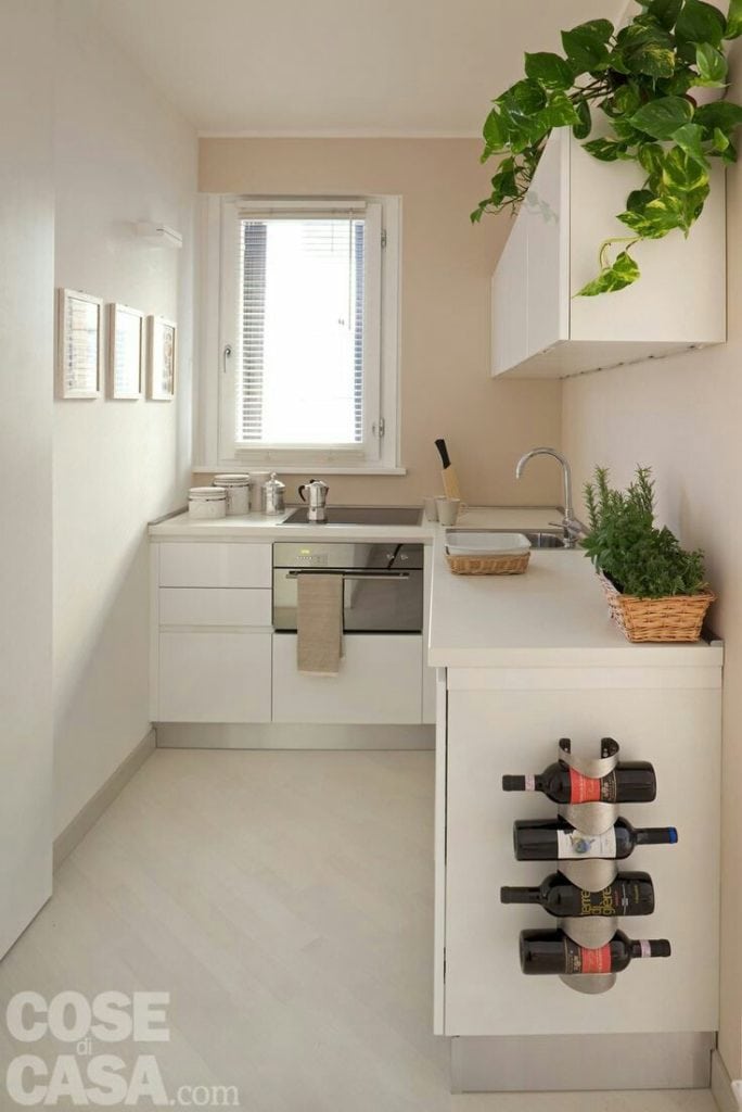 arredare la cucina sotto la finestra col piano cottura ad induzione