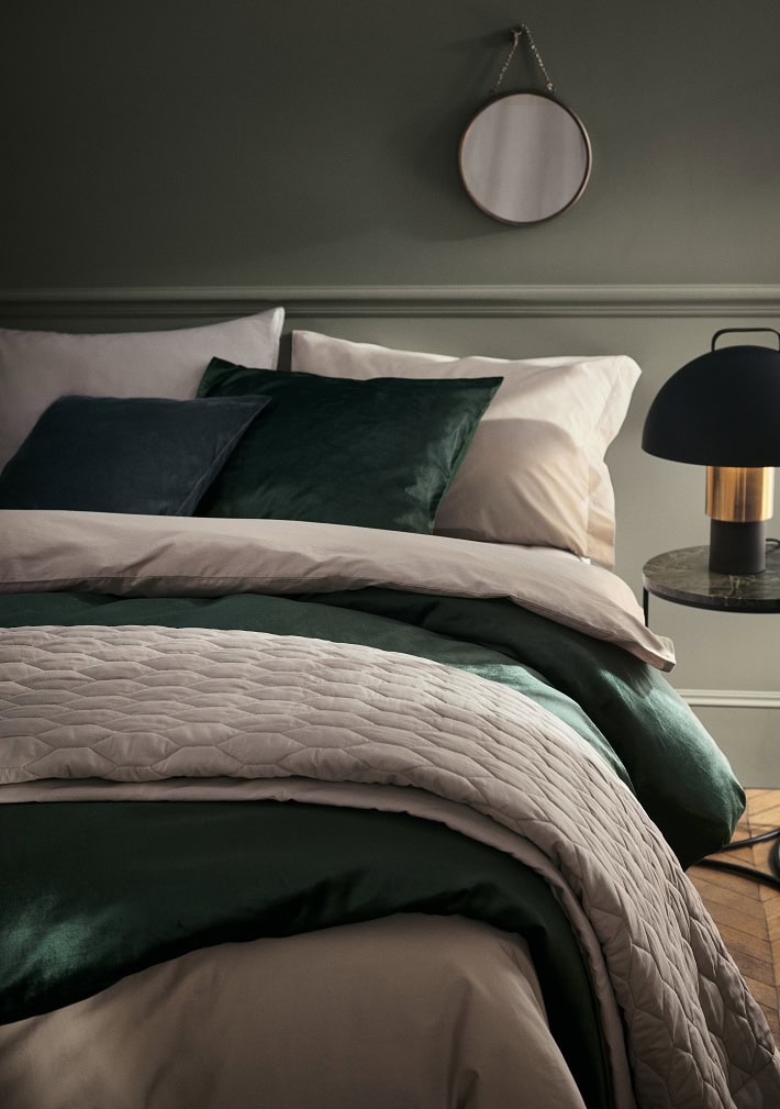 Idee colori per la camera da letto in verde sottobosco e bianco con dettagli oro