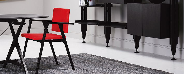 Poltroncina in legno con seduta e schienale rosso di Cassina