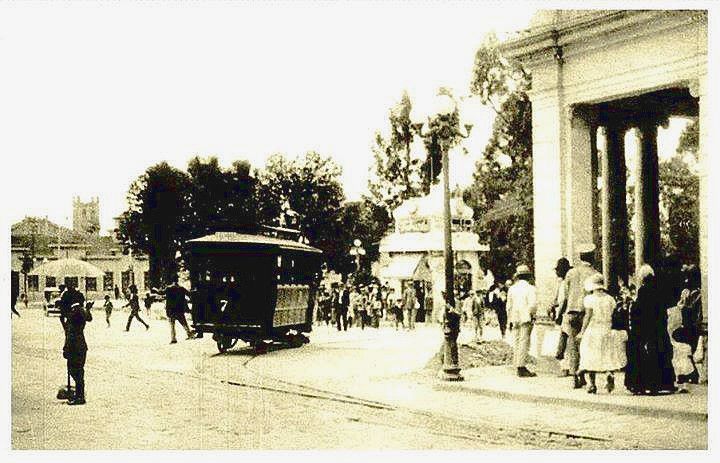 Tranvía circulando por Ciudad de Guatemala