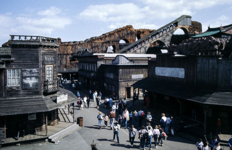 Foto: Stefan Scheer / CC BY-SA 3.0, Phantasialand Silver City with Gebirgsbahn 1984