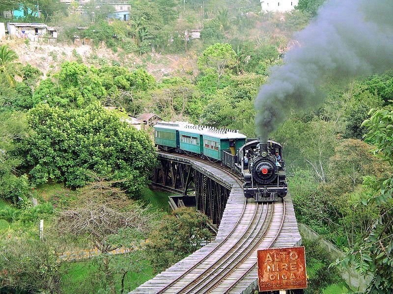 Tren sobre el río Plántanos