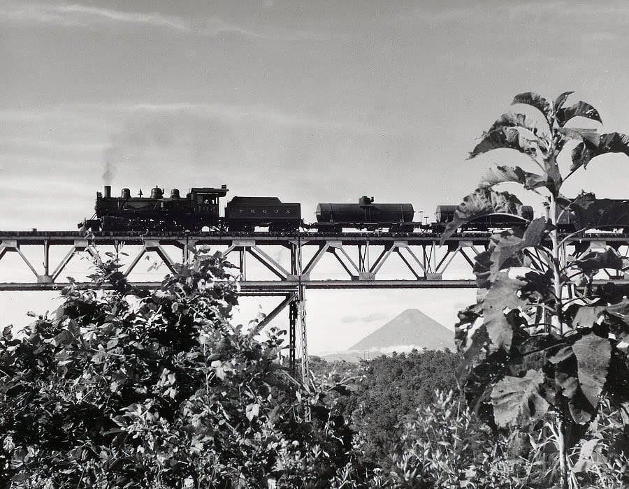 Tren del Ferrocarril Central sobre un puente