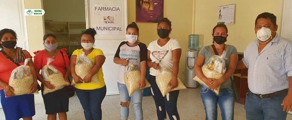El alcalde entrega granos básicos