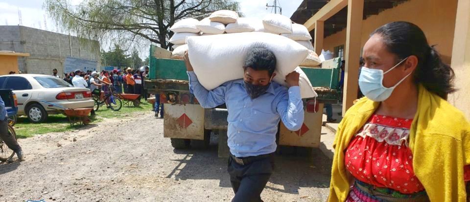 Entrega de grano en Quiché