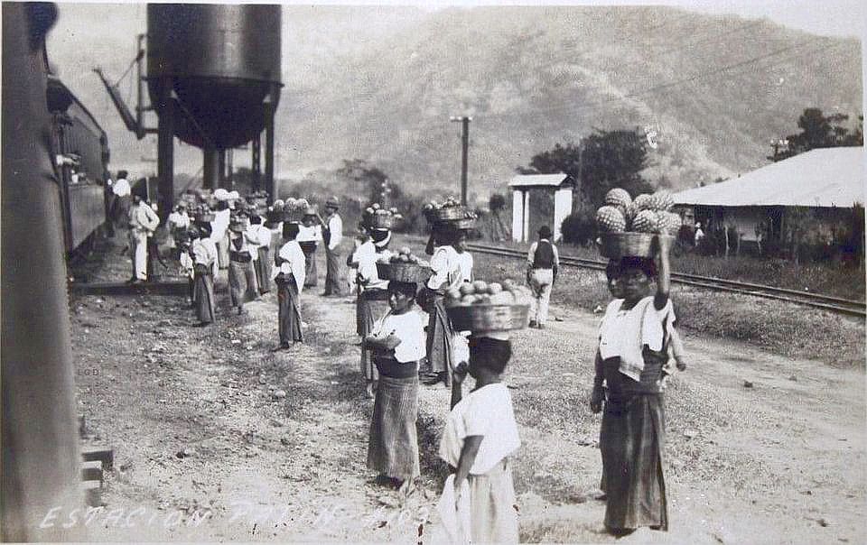 Vendedoras en la estación de Palín