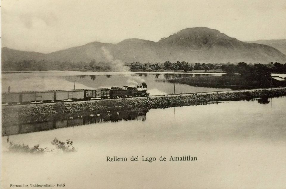 Ferrocarril del sur atravesando el lago Amatitlán