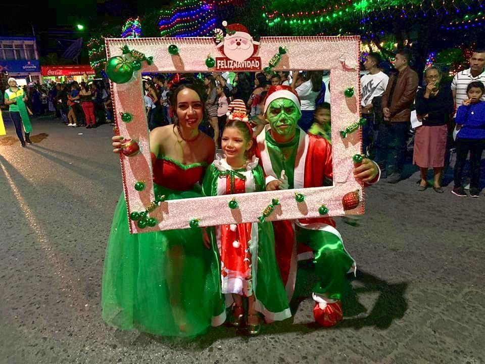 Retrato de familia en el desfile de Navidad Guastatoya 2019