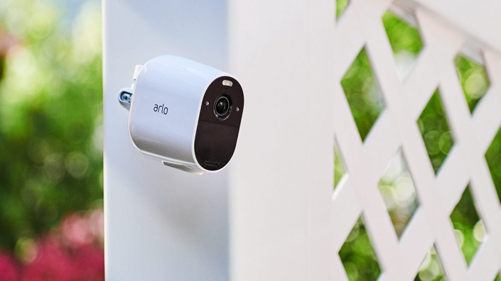 una telecamera di sicurezza verisure protegge l'esterno della casa