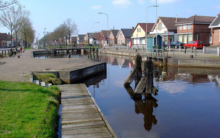 Afbeelding van het kanaal met huizen op de achtergrond