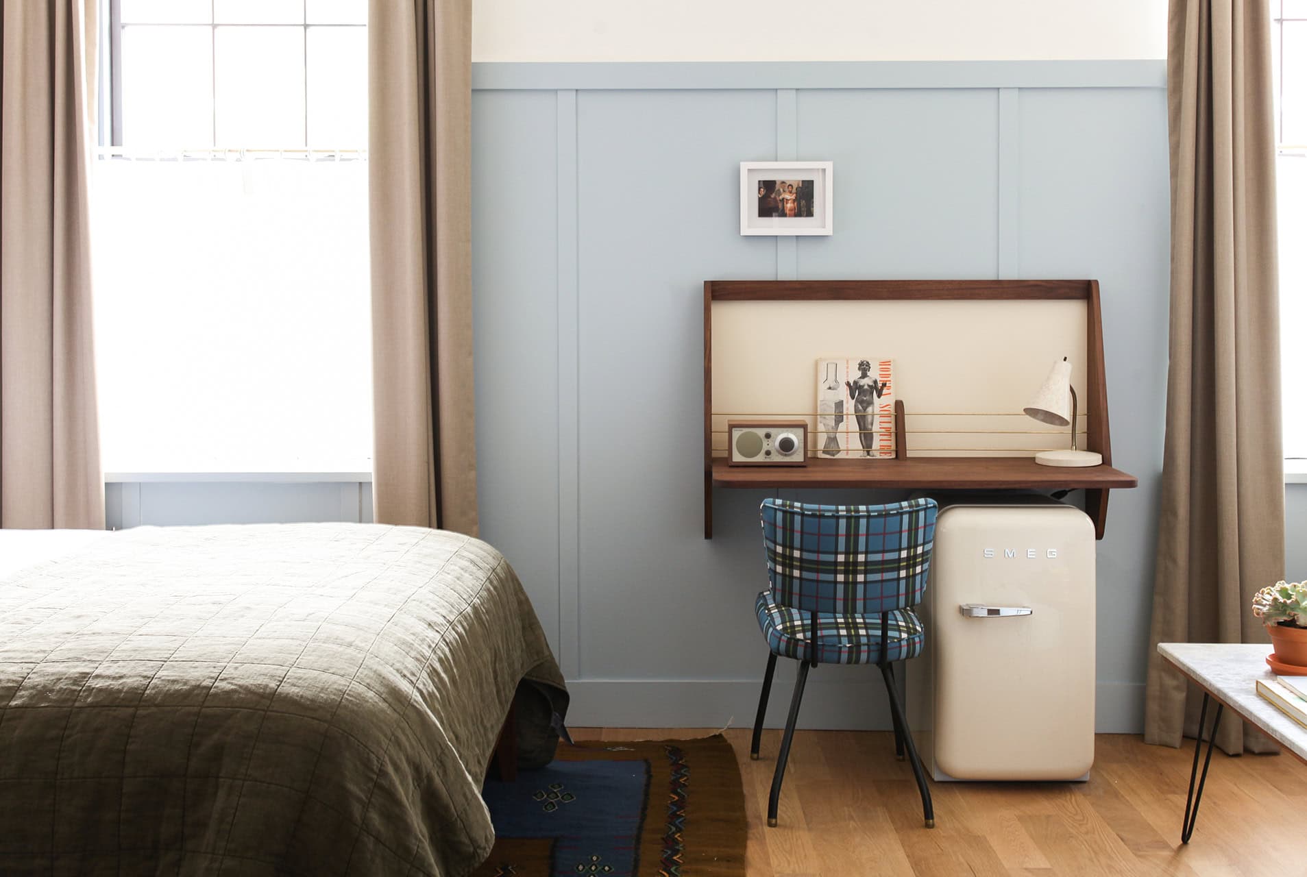 Enjoy the spacious feel of a cleverly equipped Double Queen Guest Room at Hotel Kinsley's 301 Wall Street Location. With large, bright windows overlooking the city, the built in writing nook is an inviting space to research your itinerary, or pour a cool drink from the cream Smeg mini fridge.