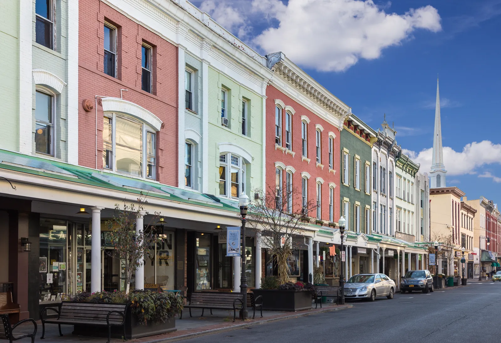 Spend hours exploring the picturesque high street of Uptown Kingston NY. Hotel Kinsley's four distinct buildings each play their part in this charming and beautifully preserved gem in Upstate New York. It really is the perfect setting for a short getaway from the big city.