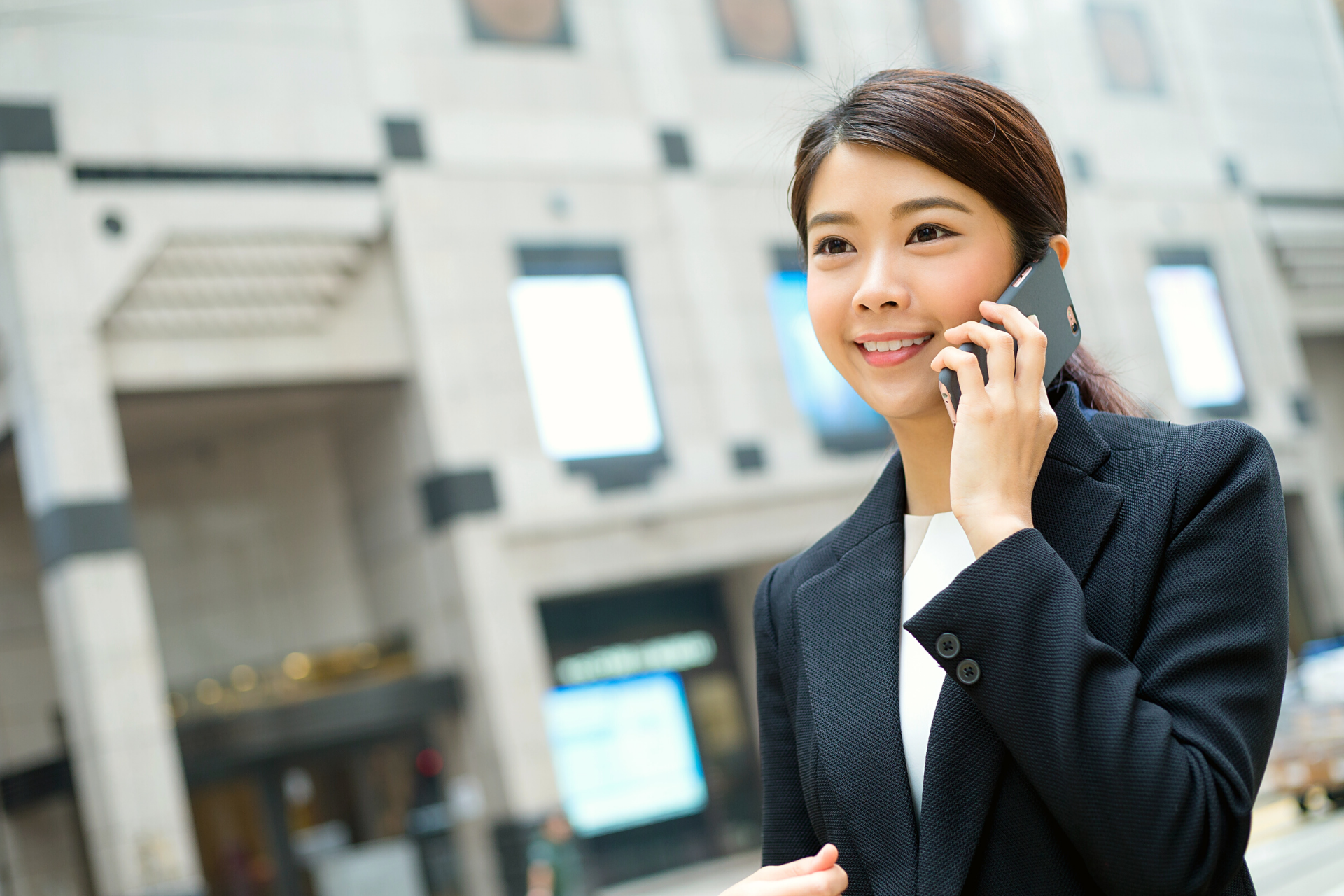 woman-uses-smartphone-choose-best-translation-company-for-you