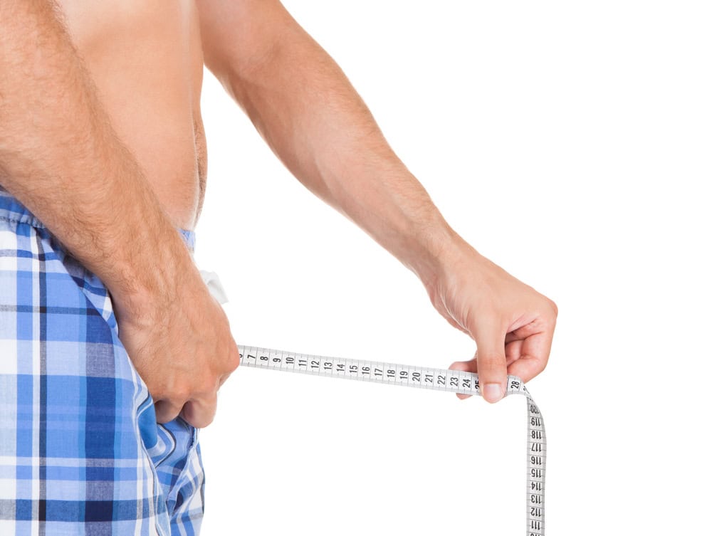 Homme mesurant la taille de son pénis