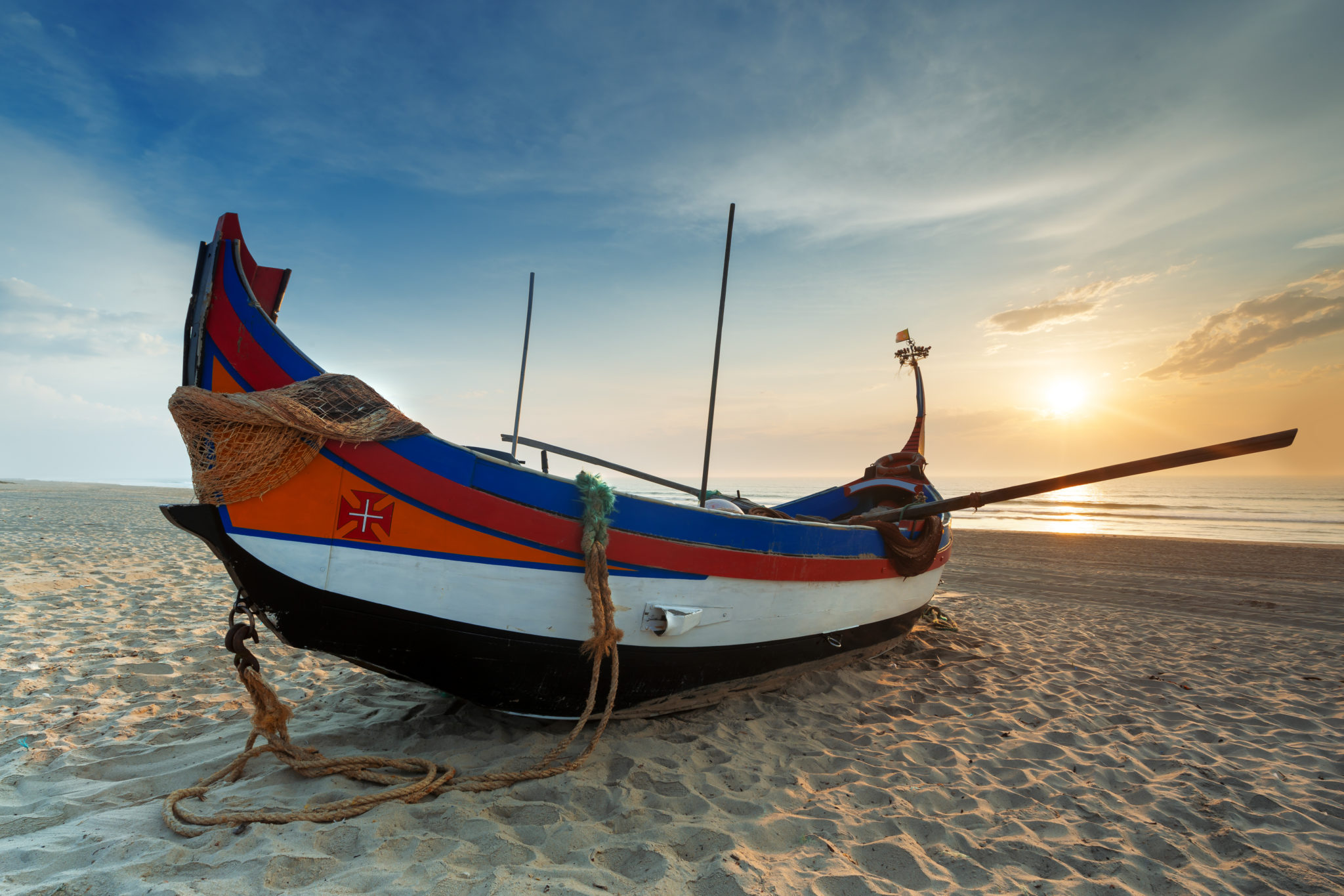 Fischerboot am Strand der Costa da Prata