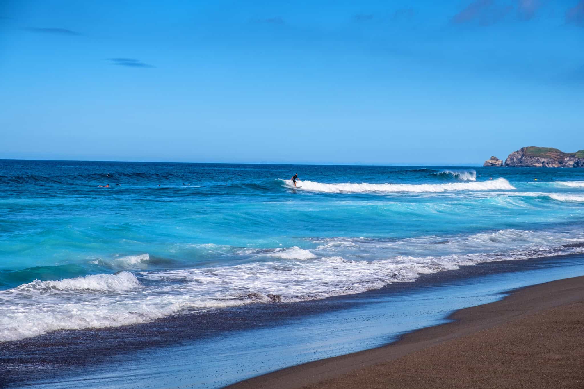 Surfen am Strand von Santa Barbara auf den Azoren