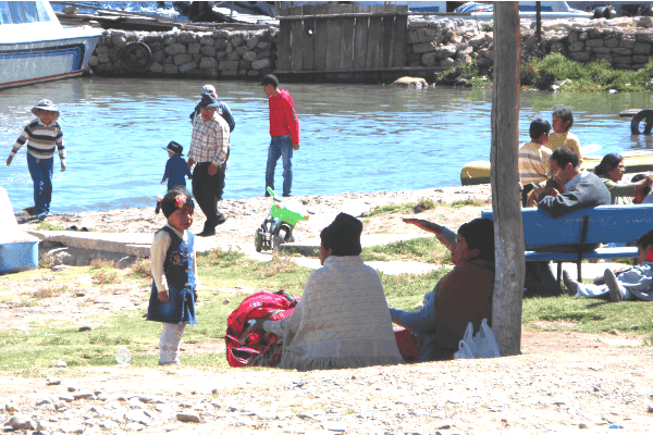 Bolivianos aproveitando o sol em Copacabana
