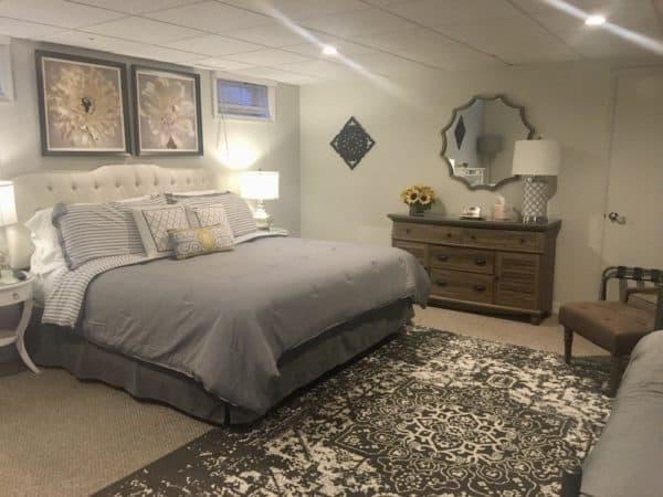 The sunflower room at the mountain meadow is decorated in tastefull grays and sunflower details.