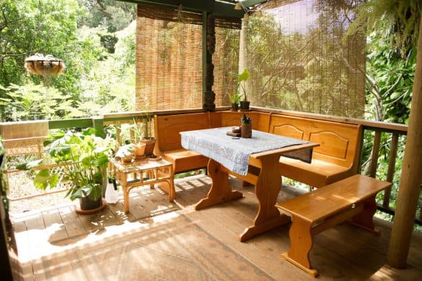 roll-up bamboo blinds can blend with natural environment easily