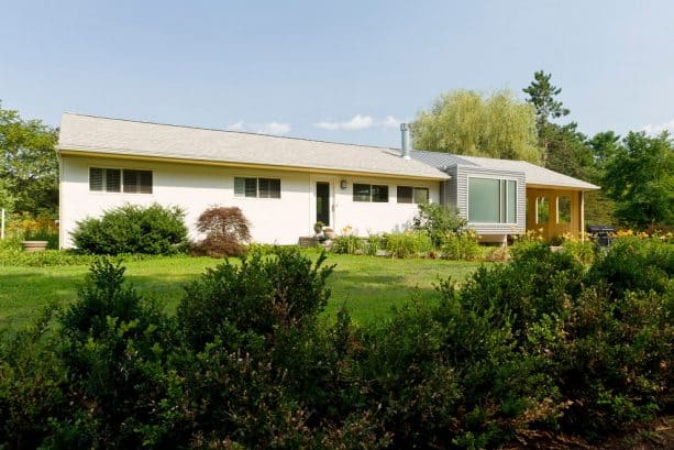 how the façade of the house looks like after the addition