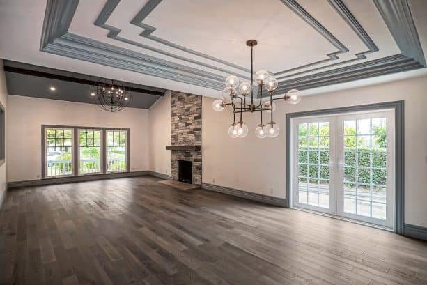 a midcentury interior with off-white walls, grey trim, and grey decorative gypsum for ceiling