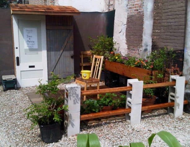 the simplest fencing design with cinder block and wood