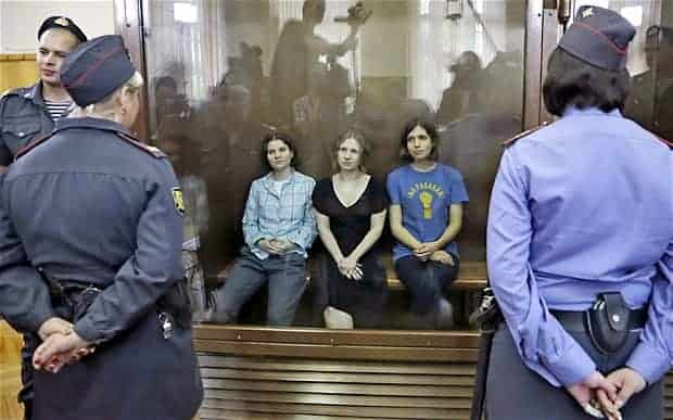 Le tre ragazze, membri delle Pussy Riot, al processo.