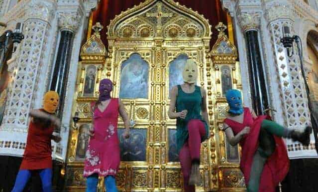 Foto dell'esibizione di Punk Prayer nella Cattedrale di Cristo Salvatore a Mosca
