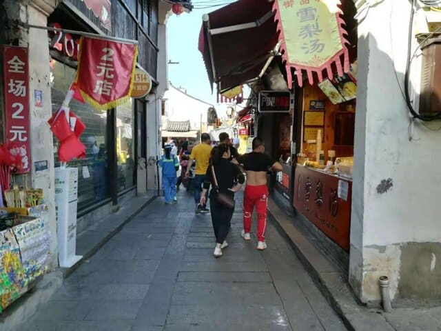 街中でお腹を出している中国人の写真