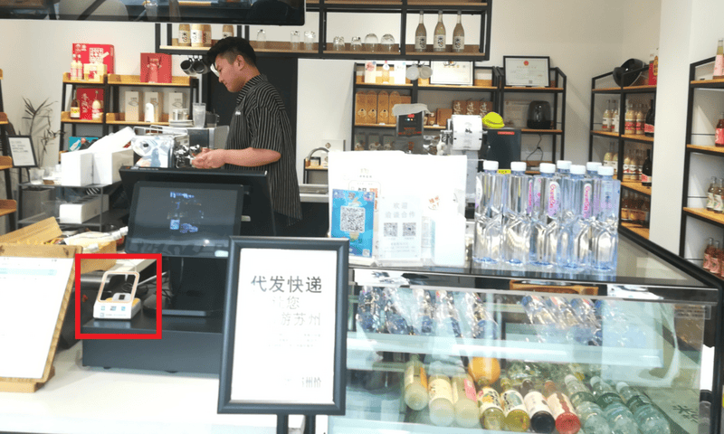 飲食店の支払いで電子決済を利用しているところの写真