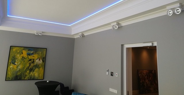 Stuc- en lijstwerk woonkamer met LED verlichting
